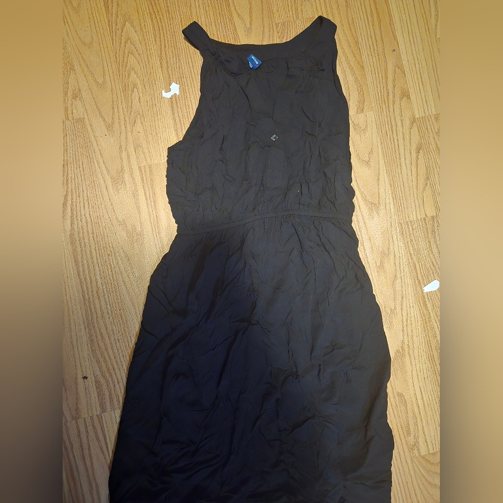sleeveless black dress
